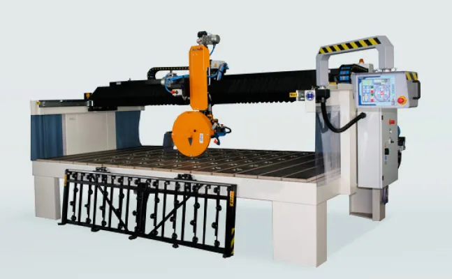 Débiteuse MBS-TS — scie sur table CNC 3 ou 4 axes, coupe programmée 3 000 mm