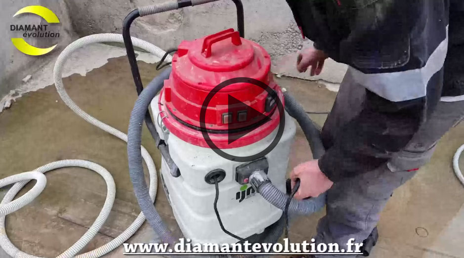 Aspirateur avec pompe refoulante pour eau et boues de beton